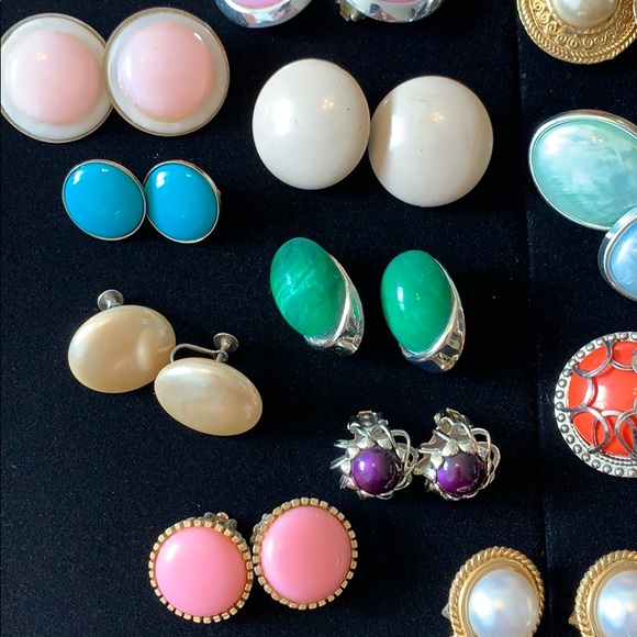 20 pair of Vintage button style clip on earrings - Picture 3 of 7